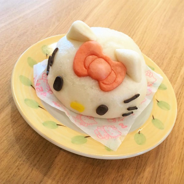 We tried Lawson's Hello Kitty steamed bun & bento box! | TokyoTreat ...